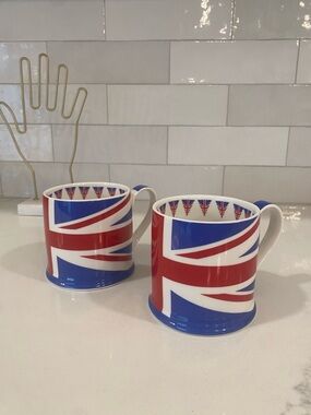 Set of 2 Queens by Churchill Mugs - Great British Icons - Fine China